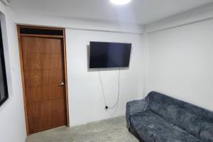 伊察La Duna de Emy的客厅配有沙发和墙上的电视