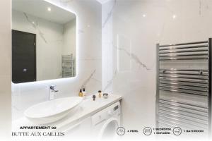 巴黎Beauquartier - Butte aux cailles的白色的浴室设有水槽和镜子