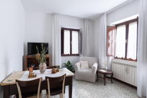 PetrioloZEM casolare的白色的客厅配有桌子和椅子