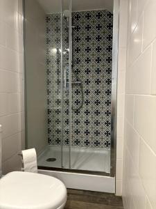 图尔奈Au Cabinet Childeric的带淋浴、卫生间和盥洗盆的浴室