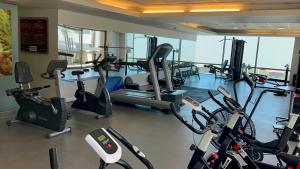卡拉马Alto del Sol Calama的健身房设有跑步机和椭圆机