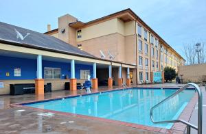 新奥尔良Trident Inn & Suites New Orleans的大楼前的大型游泳池