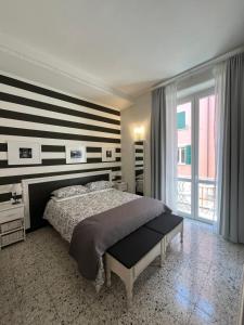 斯培西亚Affittacamere Perla del Prione的一间卧室配有一张带条纹墙的床
