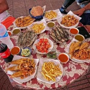KetamaKetama كتامة المغرب的一张桌子上放着许多盘子的食物
