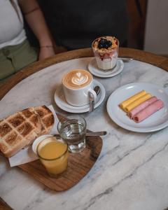 卡塔马卡HOTEL ARENALES的餐桌,茶几,咖啡和一盘食物