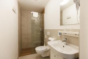 塞格德Safari Hotel的浴室配有卫生间、盥洗盆和淋浴。