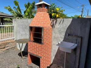 帕苏迪托雷斯Chalé hespanhol 01的后院的砖炉和水槽