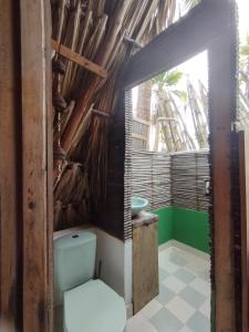 圣贝尔纳多德尔比恩托SakaNibue的一间带卫生间和窗户的浴室