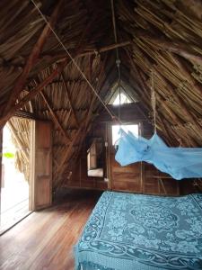 圣贝尔纳多德尔比恩托SakaNibue的茅草房内设有一间带一张床的卧室
