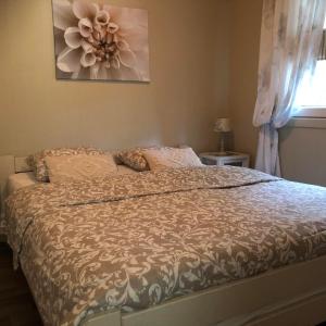 聚滕达尔Chalet Relax的卧室内的一张带被子和枕头的床
