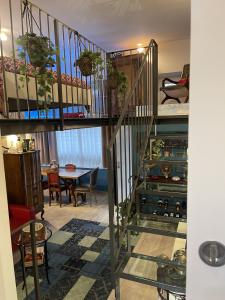 米兰Crystal Loft Luxury Milano的配有桌子的房间内的螺旋楼梯