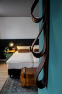韦策雅各霍夫维策机场酒店的一间卧室设有一张床和蓝色的墙壁