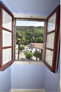 ZubietaZubietako Ostatua的开放式窗户,享有房屋美景