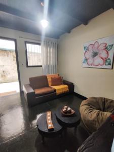 彼得罗波利斯Apartamento no bairro Quitandinha - Petrópolis RJ的客厅配有沙发和桌子