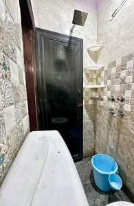 新德里Modern 2bhk near Delhi Airports by Nirvana villa Apartments的带浴缸和黑色淋浴的浴室