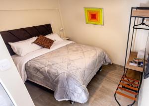 阿雷基帕La Puerta Del Sol的一间卧室,配有一张床和一个架子