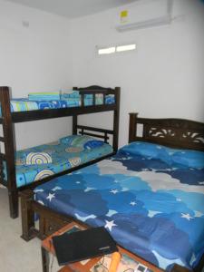 塔甘加HostalNativo的一间卧室设有两张双层床和一张桌子