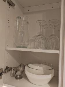 坦佩雷City Apartment的一个带玻璃罐和碗架的厨房