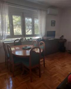 波德戈里察Apartment Music-center, in the center of Podgorica的一间带桌椅和书桌的用餐室