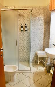 斯培西亚AlbergoTeatro的带淋浴、卫生间和盥洗盆的浴室