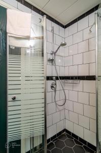 特拉维夫Dizengoff square boutique的浴室设有白色瓷砖淋浴。