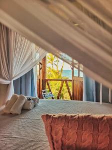 卡拉伊瓦Pousada Flor Do Mar的一间卧室设有一张床,享有海景