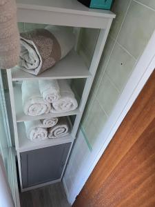 3 Cosy double rooms, sleeps 6-7 near Safari Park & Hospital的浴室内带毛巾和毛巾的毛巾架