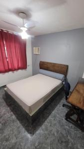 卡波布里奥Dunas 3 quartos的一间小卧室,配有一张床和一把椅子
