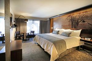 圣地亚哥坎布雷拉斯塔里亚酒店的酒店客房设有一张大床和一张桌子。