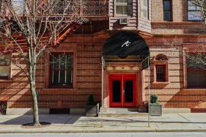 费城亚历山大酒店的砖砌的建筑,有红色的门,字母k