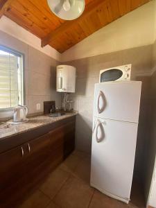 San RoqueCabañas Noe的厨房配有白色冰箱和水槽