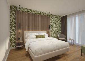 西尔米奥奈欧洲酒店的卧室配有白色大床,拥有绿色和白色的壁纸