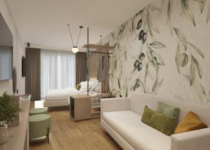 西尔米奥奈欧洲酒店的带沙发的客厅和卧室