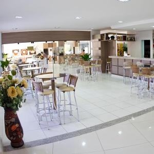 卡达斯诺瓦斯LAGOA QUENTE FLATS的一间带凳子和桌子的餐厅以及一间自助餐厅
