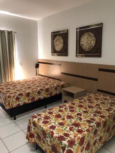 卡达斯诺瓦斯LAGOA QUENTE FLATS的酒店客房,卧室内设有两张床