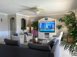 可可比奇Dolphin Cove in Cocoa Beach Fl的带沙发和电视的客厅