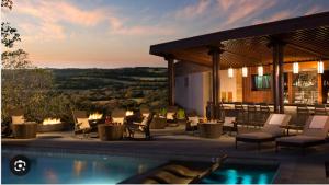 圣安东尼奥Villas at La Cantera Resort & Spa的一个带游泳池、椅子和房子的庭院