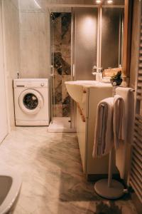 维罗纳Verona Dolce Casa的一间带洗衣机和洗衣机的浴室