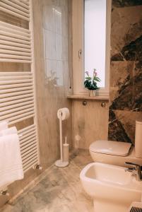 维罗纳Verona Dolce Casa的一间带卫生间和水槽的浴室