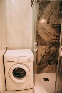 维罗纳Verona Dolce Casa的小型浴室内的洗衣机和烘干机