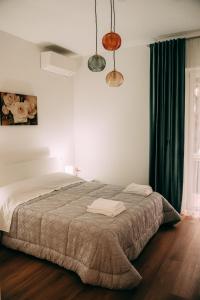 维罗纳Verona Dolce Casa的一间卧室配有一张床,上面有两条毛巾