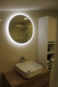 法蒂玛Casa Manuel e Maria的一间带水槽和圆镜子的浴室