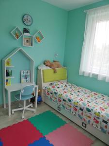 斯科普里Villa Hris I WiFi-Netflix的儿童卧室配有一张床和一张书桌