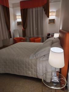 斯坎诺Bed & Breakfast Costanza4的卧室配有一张床和一张桌子及椅子