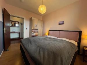 弗伦斯堡fewo1846 - Ostseebad - Apartment mit 2 Schlafzimmern und Meerblick的一间卧室,卧室内配有一张大床