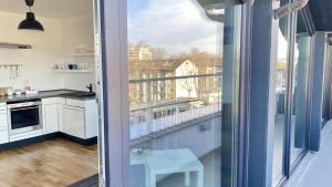 美因河畔法兰克福Living in a penthouse in Frankfurt, with balcony for smokers的厨房享有阳台的景致。