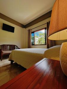 TorotoroHostal Claure的酒店客房设有床和窗户。