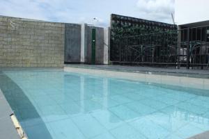 内瓦Hotel Vesta Boutique的一个空的游泳池,有砖墙