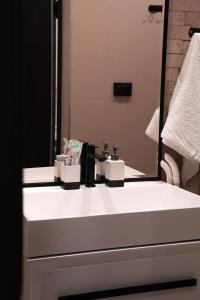阿拉木图Дом с потрясающим видом的浴室设有白色水槽和镜子