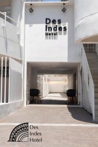 卡塔赫纳DES INDES CARTAGENA的走廊上设有椅子的白色建筑